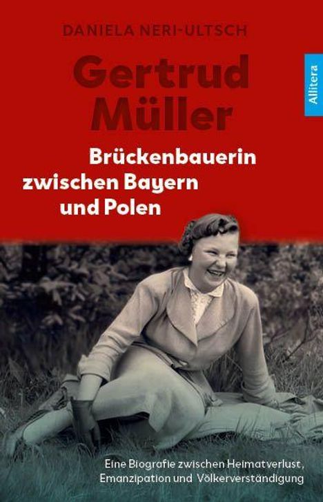 "Gertrud Müller: Brückenbauerin zwischen Bayern und Polen." Frau sitzt lächelnd im Freien, dahinter Pflanzen.