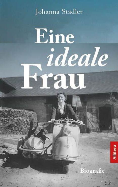 "Eine ideale Frau" von Johanna Stadler, Biografie. Schwarz-weißes Foto: Frau auf einem Roller mit Beiwagen vor alten Gebäuden.
