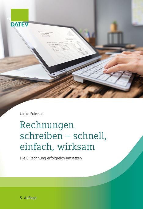 "Rechnungen schreiben – schnell, einfach, wirksam. Die E-Rechnung erfolgreich umsetzen. DATEV-Logo. Laptop auf Holztisch."
