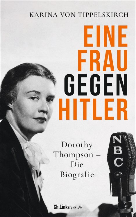 Eine Frau gegen Hitler. Dorothy Thompson – Die Biografie. Schwarz-weißes Foto einer Frau neben einem NBC-Mikrofon.
