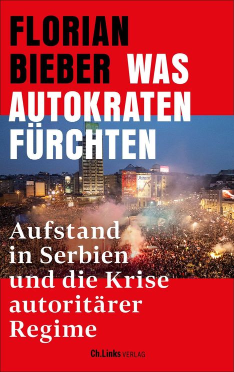 "FLORIAN BIEBER WAS AUTOKRATEN FÜRCHTEN. Aufstand in Serbien und die Krise autoritärer Regime. Ch.Links VERLAG."  
Im Hintergrund eine Menschenmenge bei einer Demonstration.