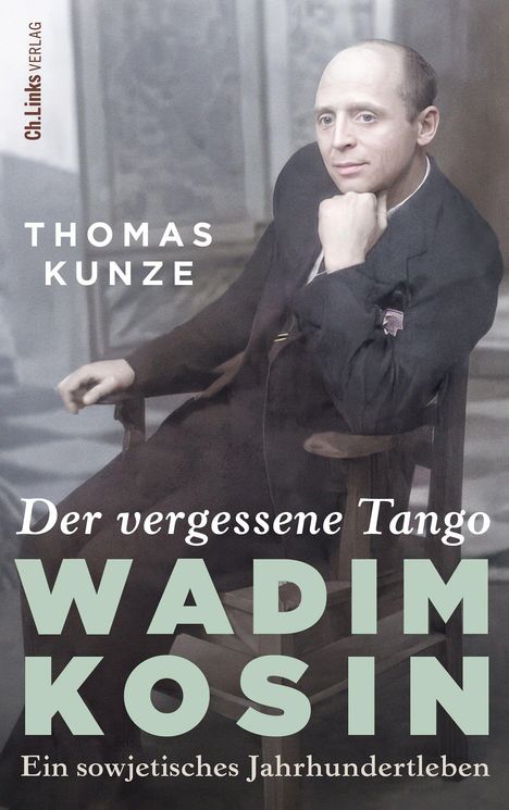 Thomas Kunze: "Der vergessene Tango. Wadim Kosin. Ein sowjetisches Jahrhundertleben." Ein Mann sitzt auf einem Stuhl.