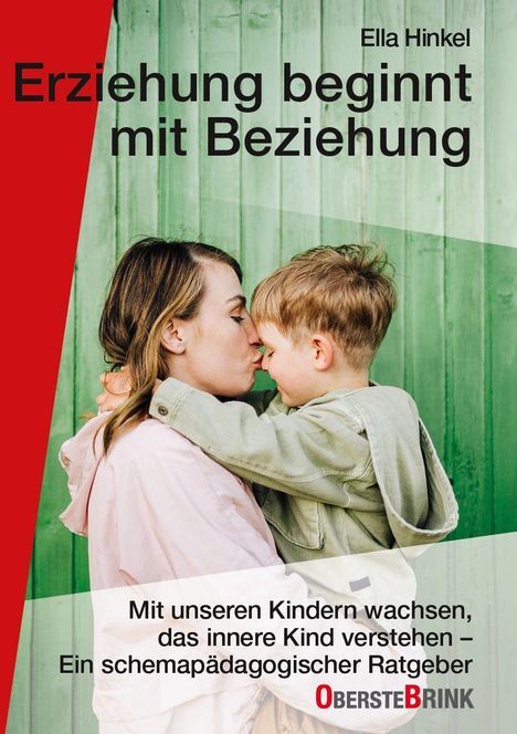Erziehung beginnt mit Beziehung. Eine Frau und ein Kind umarmen sich liebevoll vor einem grünen Holzhintergrund.