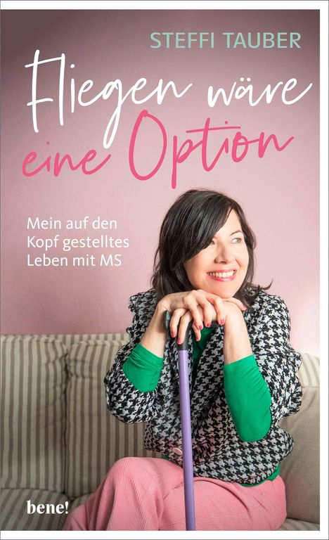 „STEFFI TAUBER. Fliegen wäre eine Option. Mein auf den Kopf gestelltes Leben mit MS.“ Frau lächelnd auf Sofa.