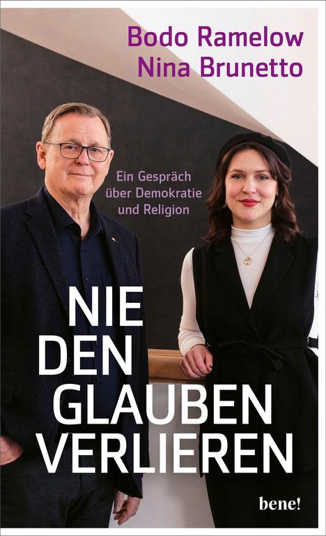 „Bodo Ramelow Nina Brunetto, Ein Gespräch über Demokratie und Religion. NIE DEN GLAUBEN VERLIEREN.“ Zwei Personen stehen nebeneinander.