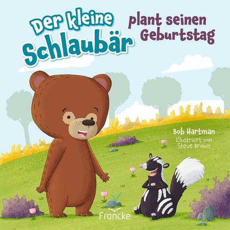 "Der kleine Schlaubär plant seinen Geburtstag." Vordergrund: Ein lachender Bär und ein fröhliches Stinktier auf einer Wiese.