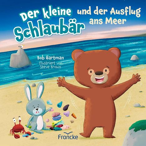 "Der kleine Schlaubär und der Ausflug ans Meer" zeigt einen fröhlichen Bären am Strand mit Hase und Krabbe.