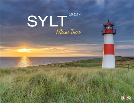 „SYLT 2027, Meine Insel.“ Ein rot-weißer Leuchtturm steht vor einem Sonnenuntergang am Meer, umgeben von Gras.
