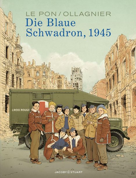„Die Blaue Schwadron, 1945.“ Eine Gruppe von Menschen in Winterkleidung posiert vor einem Militärfahrzeug in einer Ruinenstadt.