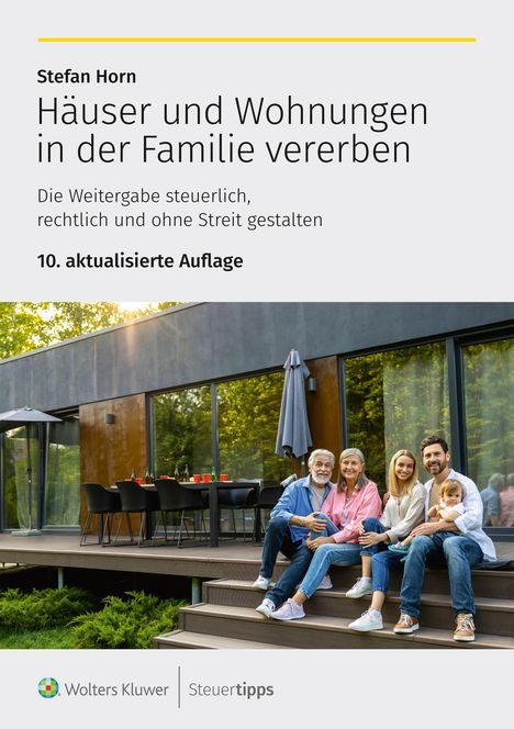 Titel: Häuser und Wohnungen in der Familie vererben. Bild: Eine Familie sitzt draußen vor einem modernen Haus.