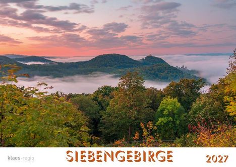 Text: "SIEBENGEBIRGE 2027". Nebel über grünen Hügeln mit einem leuchtenden Himmel bei Sonnenuntergang.