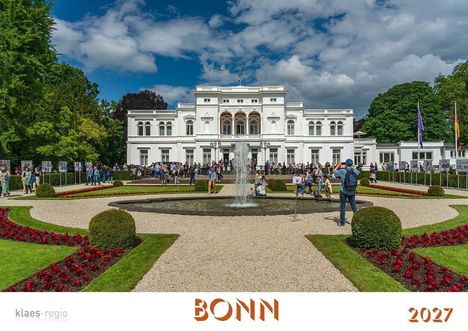 Text: "BONN 2027". Eine große weiße Villa, umgeben von einem gepflegten Garten mit Springbrunnen und Menschen.