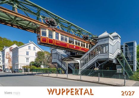 "WUPPERTAL 2027" in orange Schrift. Die Schwebebahn fährt über die Straße, modernes und historisches Design vermischt.