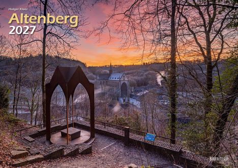 Text: "Holger Klaes - Altenberg 2027". Sonnenuntergang über einer Kirche im Tal, umgeben von Wald und einer modernen Skulptur im Vordergrund.