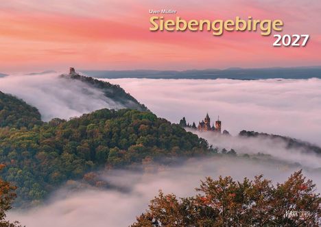 „Uwe Müller, Siebengebirge 2027“. Nebel über bewaldeten Hügeln, ein Schloss sichtbar, Himmel in sanften Rosa- und Orangetönen.