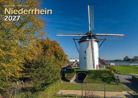 Titel: "Niederrhein 2027". Eine weiße Windmühle mit roter Tür neben herbstlichen Bäumen unter blauem Himmel.