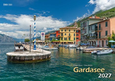 Text: "Gardasee 2027", "Holger Klaes • Uwe Müller". Es zeigt einen malerischen Hafen mit bunten Gebäuden am See.