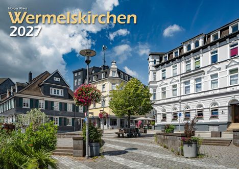 „Wermelskirchen 2027“ in gelber Schrift. Ein Platz mit Fachwerkhäusern, Bäumen und Blumenampeln unter blauem Himmel.