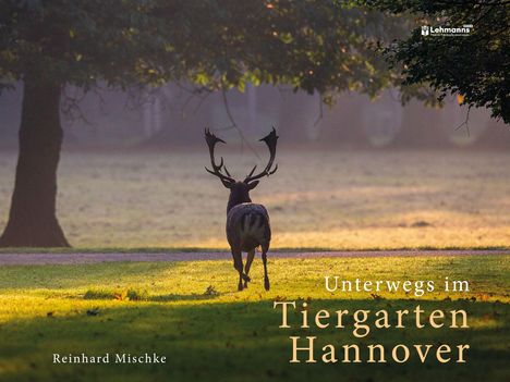 Text: "Unterwegs im Tiergarten Hannover, Reinhard Mischke." Hirsch in nebliger Waldlandschaft bei Sonnenaufgang.