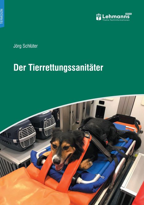“Der Tierrettungssanitäter” von Jörg Schlüter. Ein Hund auf einer Trage in einem Rettungswagen.