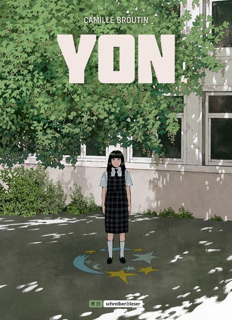 „CAMILLE BRÛTIN YON“; Illustration eines Mädchens in Schuluniform vor einem Gebäude mit Bäumen im Hintergrund.