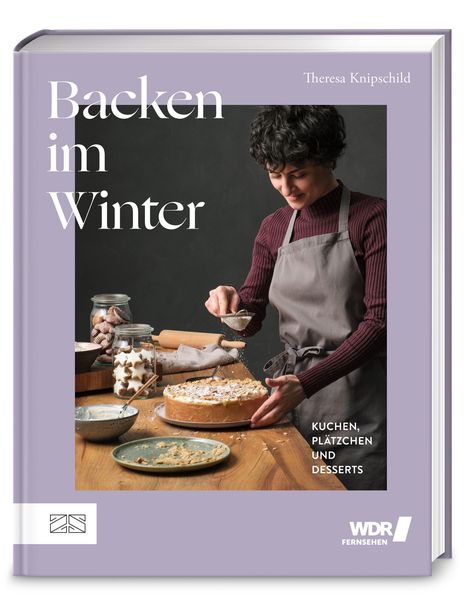 „Backen im Winter“ von Theresa Knipschild. Frau in Schürze bestäubt Kuchen, umgeben von Backzutaten. WDR Logo.
