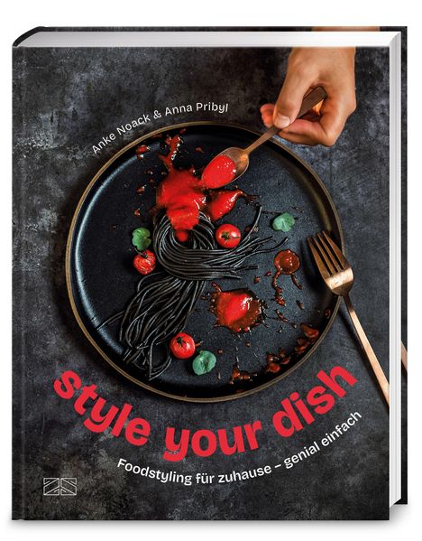 „style your dish“ in roter Schrift, „Foodstyling für zuhause – genial einfach“. Teller mit schwarzer Pasta, Tomaten, rote Sauce.