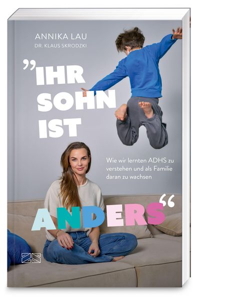 „IHR SOHN IST ANDERS“ von Annika Lau, Dr. Klaus Skrodzki. Ein Kind springt über eine sitzende Frau.