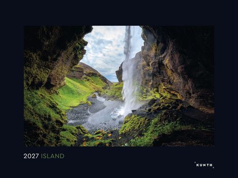 2027 ISLAND. Ein majestätischer Wasserfall fließt zwischen moosbedeckten Felsen in eine grüne, felsige Landschaft.
