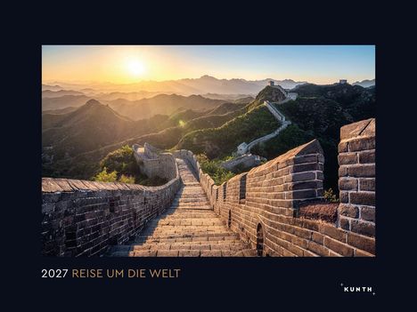2027 REISE UM DIE WELT. Sonnenuntergang über der Chinesischen Mauer mit Bergen im Hintergrund.