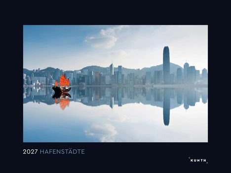 2027 HAFENSTÄDTE. Ein traditionelles Schiff mit roten Segeln vor einer modernen Skyline spiegelt sich im Wasser.