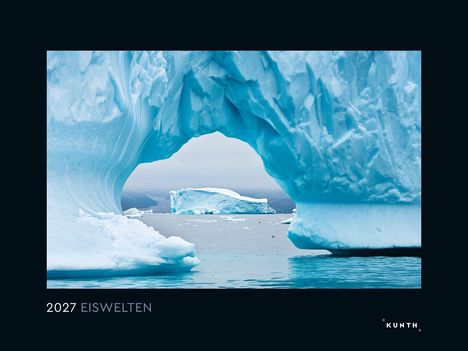 2027 EISWELTEN. Eisberge spiegeln sich im Wasser, mit einem beeindruckenden, natürlichen Eistorbogen im Vordergrund.