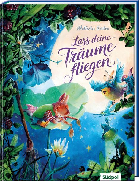 "Lass deine Träume fliegen" in verspielter Schrift. Illustration: Ein Mädchen schläft auf einem großen Blatt umgeben von Feen.