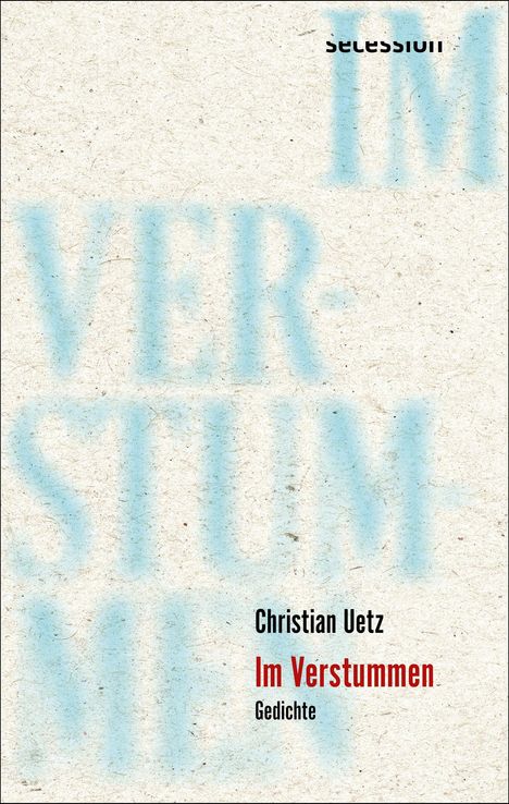 Christian Uetz, Im Verstummen, Gedichte. Hintergrund: Grobe, helle Textur mit blauen, verschwommenen Buchstaben.