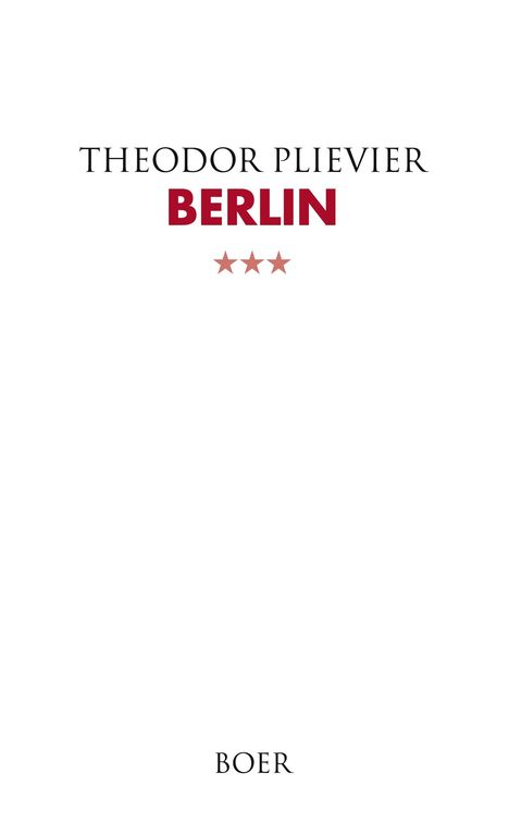 Text: "THEODOR PLIEVIER BERLIN *** BOER". Weiße Hintergrundfarbe, rote Sterne unter "BERLIN".