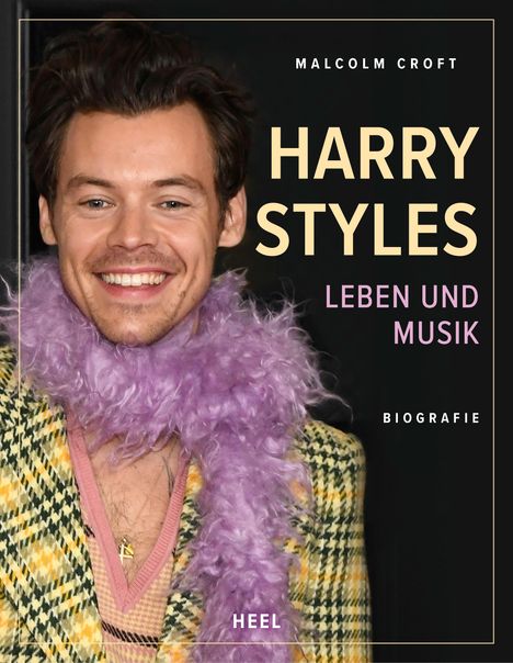 Texte: "Malcolm Croft", "Harry Styles", "Leben und Musik", "Biografie", "Heel". Jemand lächelt, trägt einen lila Schal.