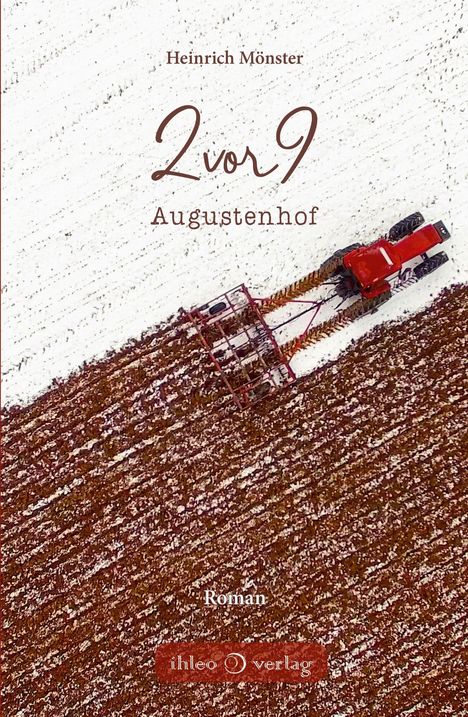 „2 vor 9“, „Heinrich Mönster“, „Augustenhof“, „Roman“. Ein roter Traktor pflügt ein verschneites Feld.