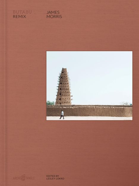 "BUTABU REMIX JAMES MORRIS. EDITED BY LESLEY LOKKO." Ein Mann geht an einem hohen, traditionellen Lehmbau vorbei.