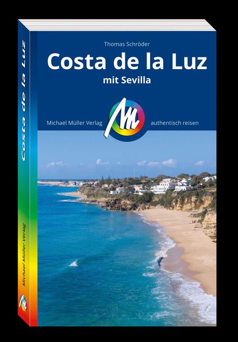 Costa de la Luz mit Sevilla. Michael Müller Verlag. Küstenpanorama mit blauem Meer, Strand und Küstenort.