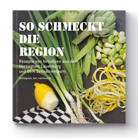 „SO SCHMECKT DIE REGION. Rezepte von Initiativen aus dem Herzogtum Lauenburg und dem Schaalseeraum“ auf Gemüsebild.