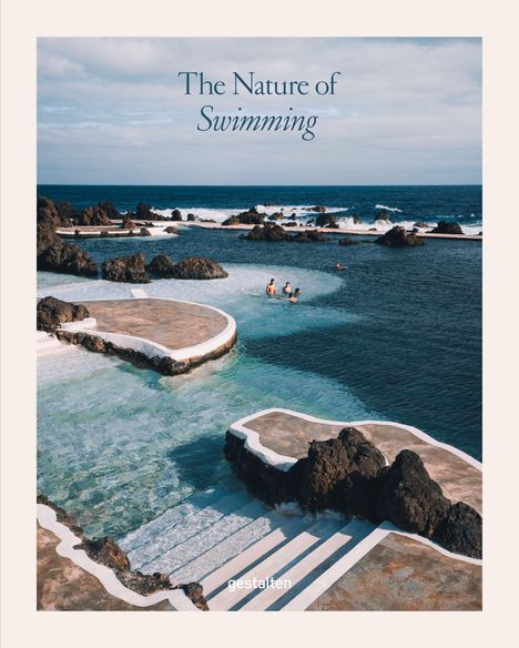 Text: "The Nature of Swimming." Küstenlandschaft mit natürlichen Pools und Felsen am Meer. Drei Menschen im Wasser.