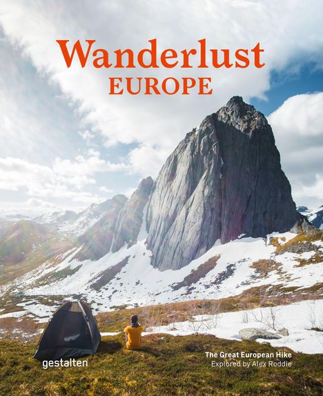 "Wanderlust Europe" in roten Buchstaben. Berglandschaft mit Zelt, Person in gelbem Pullover sitzt davor und genießt die Aussicht.