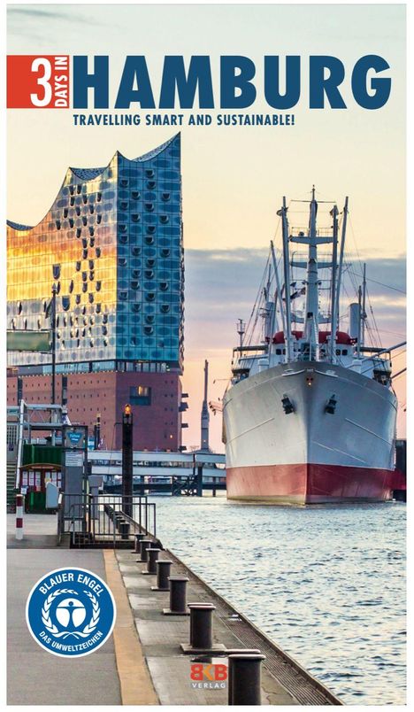 „3 Days in Hamburg: Travelling smart and sustainable!“ Ein Schiff vor der Elbphilharmonie. "Blauer Engel" Logo.