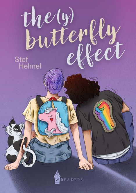 "the (y) butterfly effect", Stef Hemmel. Zwei Personen von hinten, eine hat einen Einhorn-Rucksack, die andere ein Regenbogen-T-Shirt.