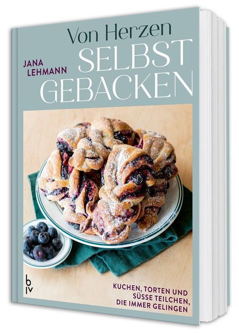 "Von Herzen selbst gebacken" von Jana Lehmann. Teller mit Gebäck und Blaubeeren.