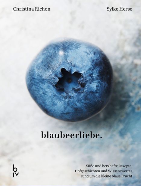 Text: "Christina Richon, Sylke Herse, blaubeerliebe. Süße und herzhafte Rezepte, Hofgeschichten und Wissenswertes rund um die kleine blaue Frucht." Eine große Blaubeere liegt auf einer hellen Oberfläche. Unten links ist ein Logo.