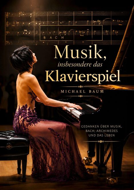 "Musik, insbesondere das Klavierspiel" von Michael Baum. Frau in lilienglänzendem Kleid spielt Klavier in einem Konzertsaal.