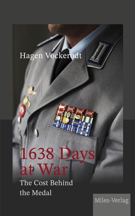 „Hagen Vockerodt, 1638 Days at War, The Cost Behind the Medal“ auf einer Uniform mit Abzeichen. Miles-Verlag.