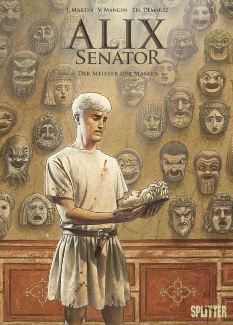 „ALIX SENATOR - Der Meister der Masken“. Ein junger Mann hält eine Maske vor einer Wand voller antiker Masken.