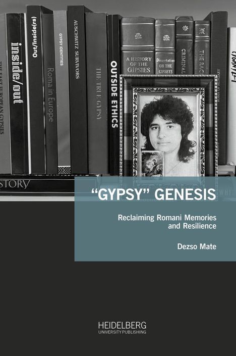 Bücherregal mit Titeln wie "OUTSIDE ETHICS" und "THE TRUE GYPSY". Foto einer Person im Bilderrahmen. "GYPSY" GENESIS, Dezso Mate.